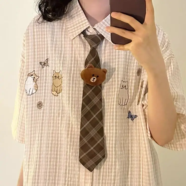 Японский галстук с вышивкой котенка, японская мужская и женская клетчатая рубашка с короткими рукавами, летняя свободная рубашка для студентов для пар
Японский галстук с вышивкой котенка, японская мужская и женская клетчатая рубашка с короткими рукавами, летняя свободная рубашка для студентов для пар