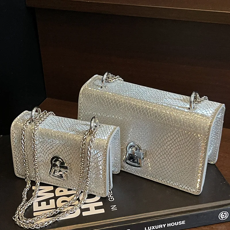  Мини-цепочка с ремешком, квадратная сумка, женская сумка через плечо с зерном икры, нишевая роскошная сумка для кофе, готовая, компактная, незаменимая
Мини-цепочка с ремешком, квадратная сумка, женская сумка через плечо с зерном икры, нишевая роскошная сумка для кофе, готовая, компактная, незаменимая 