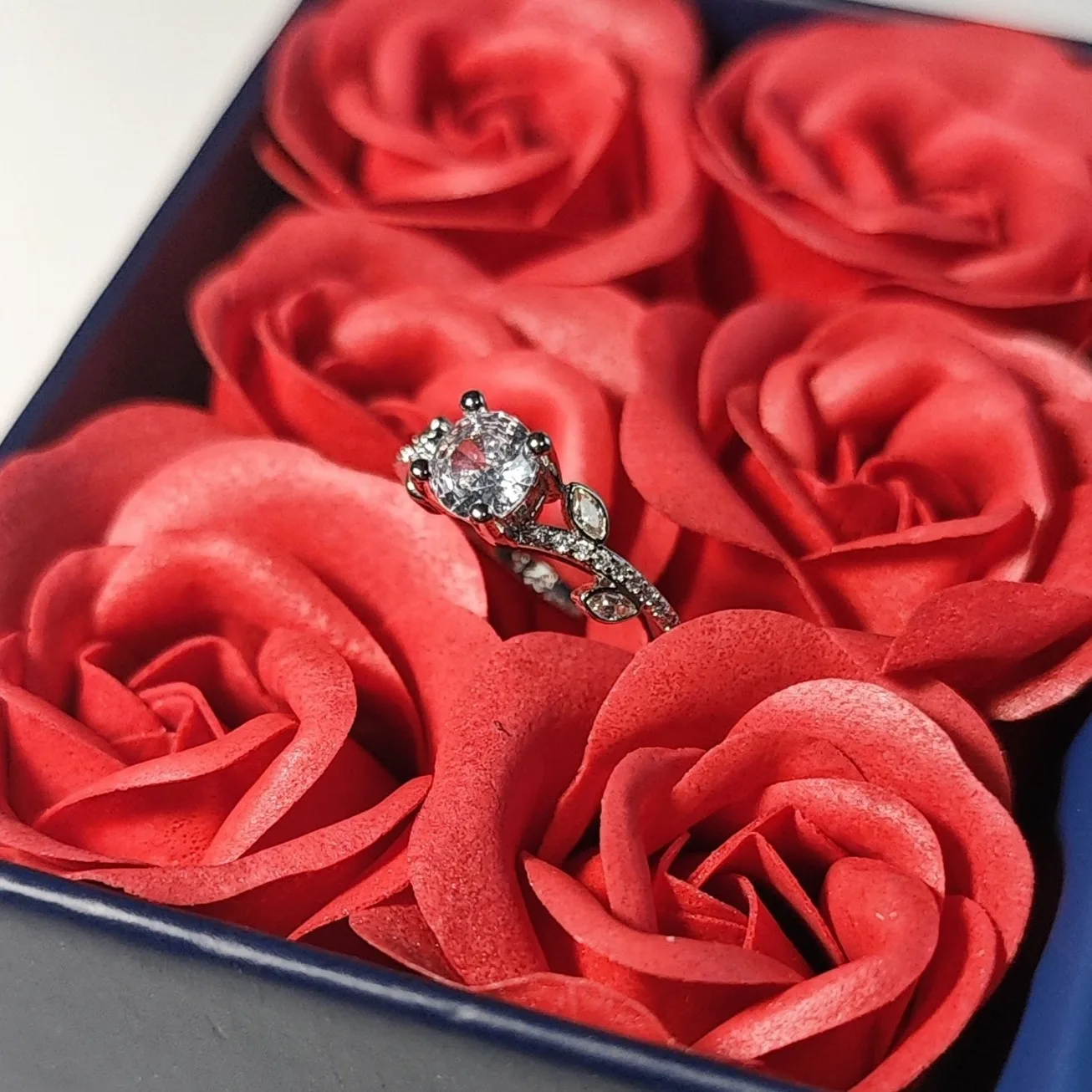 Сверкающее кольцо с бриллиантами, женское европейское и американское ретро-стиль, модное и универсальное кольцо с открытым концом 
Сверкающее кольцо с бриллиантами, женское европейское и американское ретро-стиль, модное и универсальное кольцо с открытым концом