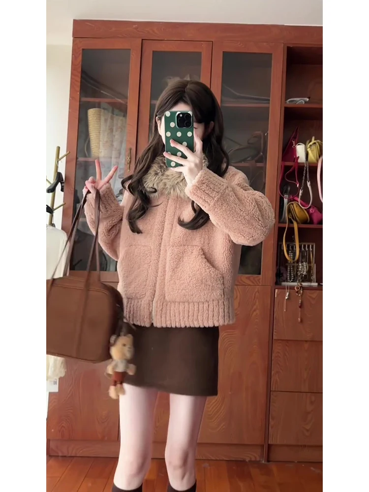 Pink Woolen Lapel Short Coat for Women Vintage Long Sleeve Retro Style Soft And Cozy Autumn Winter New Arrival MARIE.
Pink Woolen Lapel Short Coat for Women Vintage Long Sleeve Retro Style Soft And Cozy Autumn Winter New Arrival MARIE.