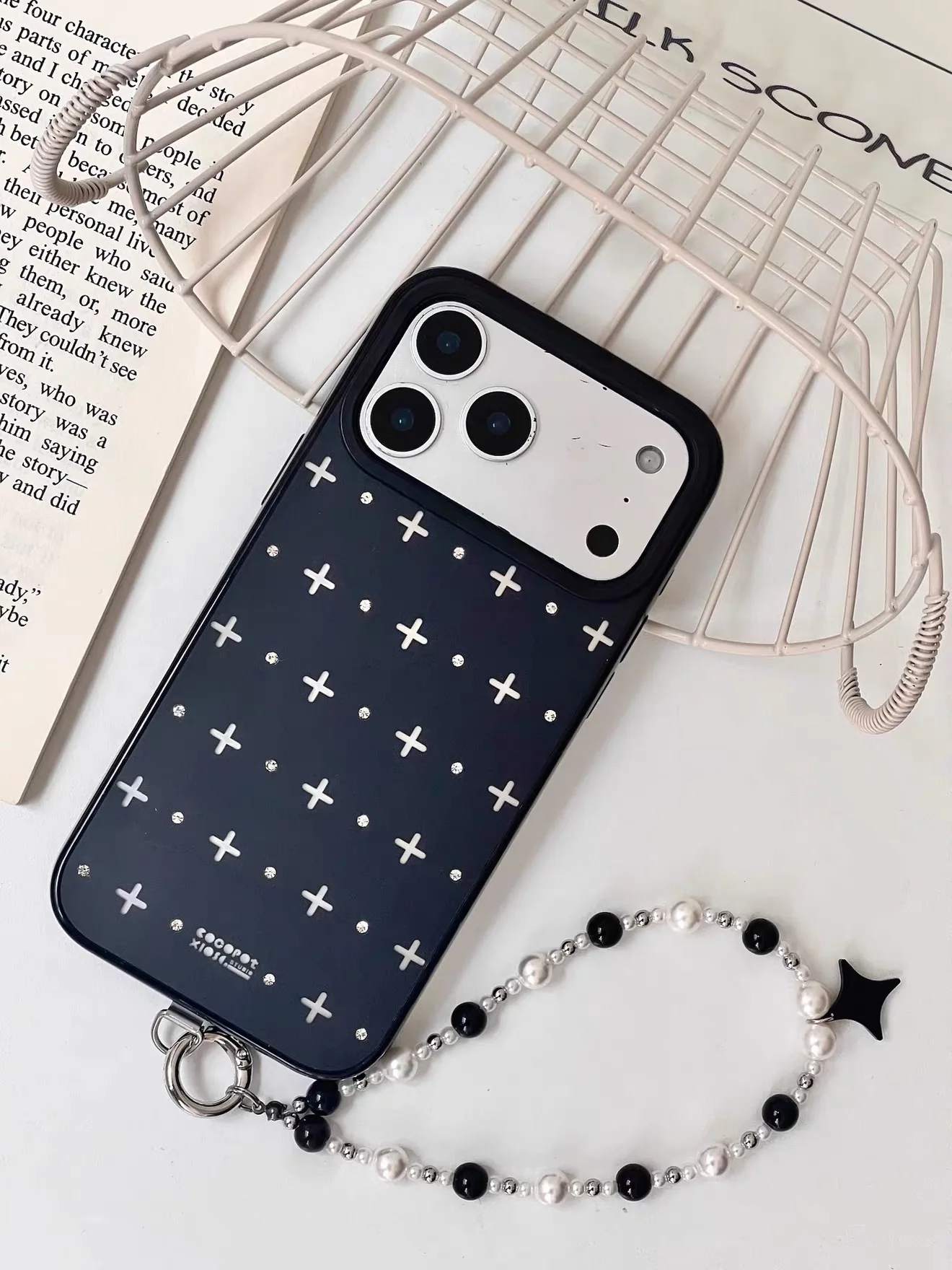 "Dark-themed glittering diamond" diamond-studded phone case, suitable for iPhone.
"Dark-themed glittering diamond" diamond-studded phone case, suitable for iPhone.