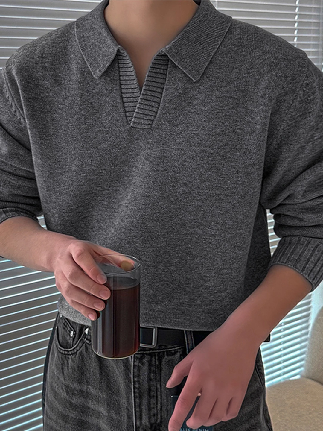 Высококачественный мужской вязаный свитер с V-образным вырезом, свободного кроя, для осени и зимы, модный, повседневный, для города, в уличном стиле
Высококачественный мужской вязаный свитер с V-образным вырезом, свободного кроя, для осени и зимы, модный, повседневный, для города, в уличном стиле