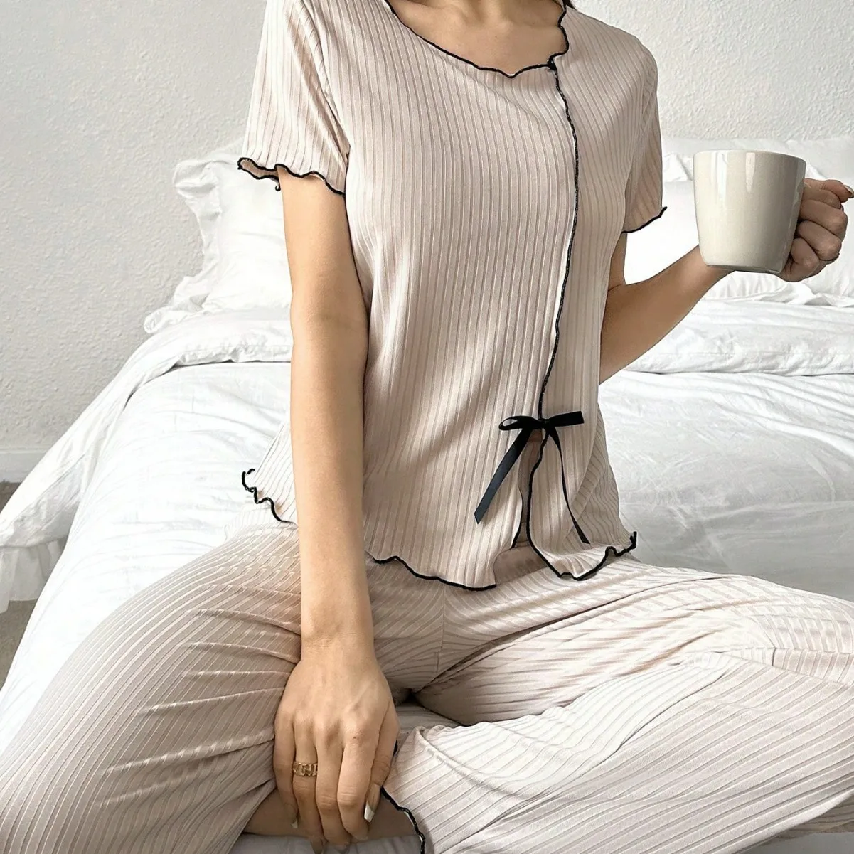 New 2025 Women Summer Thin Casual Pajamas Comfortable Sleepwear Elegant Short Sleeve Solid Homewear Female Loose Clothing Sets
New 2025 Women Summer Thin Casual Pajamas Comfortable Sleepwear Elegant Short Sleeve Solid Homewear Female Loose Clothing Sets