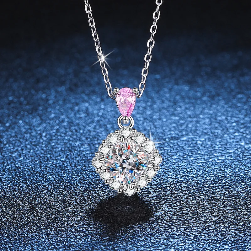 D Color Moissanite Pendant Square Necklace 1 Carat 18K Gold with Diamond Moissanite Necklace Platinum PT950 Imprint
D Color Moissanite Pendant Square Necklace 1 Carat 18K Gold with Diamond Moissanite Necklace Platinum PT950 Imprint