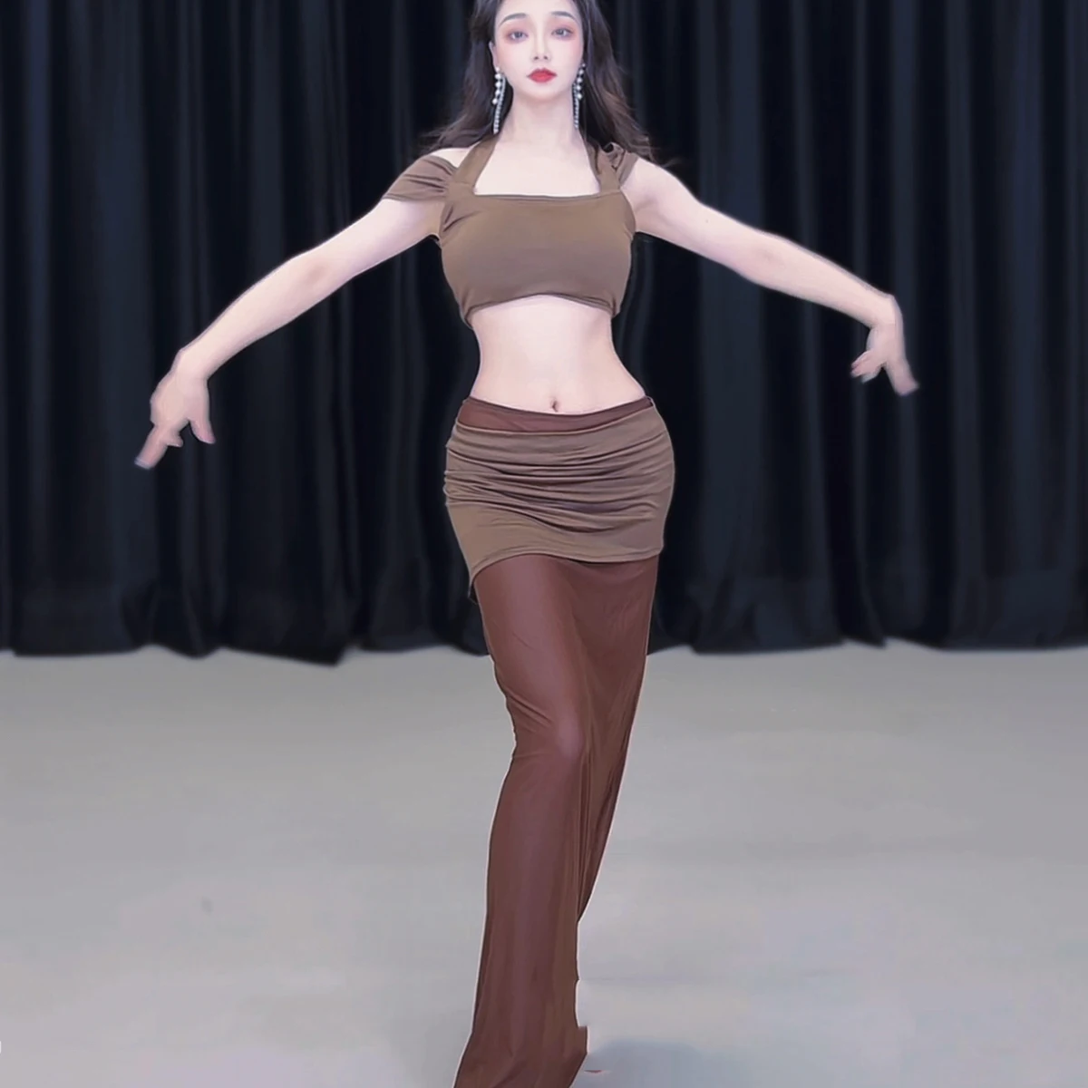New BellyDance Training Clothing Set Women's Sexy Off Shoulder Top+Mesh Long Skirt 2pcs Adult Belly Dance Practice Clothes
New BellyDance Training Clothing Set Women's Sexy Off Shoulder Top+Mesh Long Skirt 2pcs Adult Belly Dance Practice Clothes