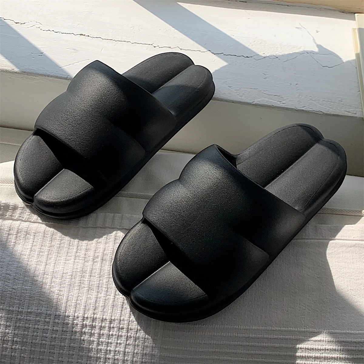 Casual Comfortable Soft Bottom Home Slippers for Women Summer Versatile Fashionable Anti-Slip Student Flat Sandals Thin Strips
Casual Comfortable Soft Bottom Home Slippers for Women Summer Versatile Fashionable Anti-Slip Student Flat Sandals Thin Strips