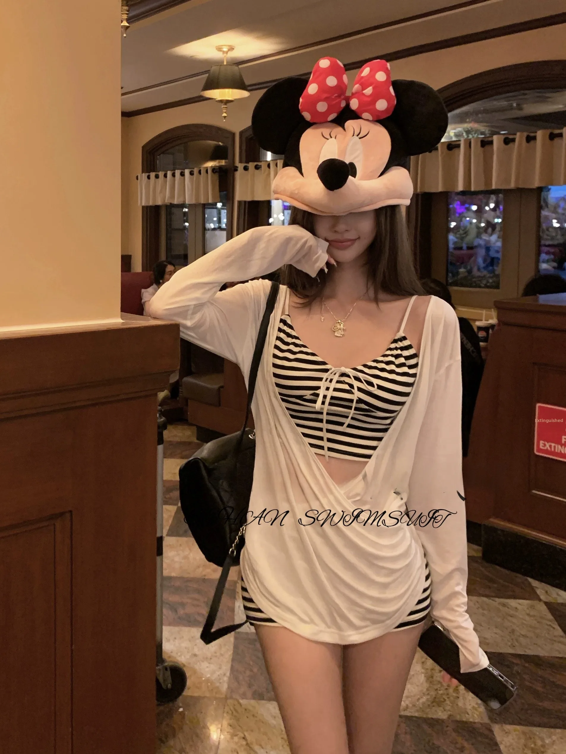 Новый комплект из двух предметов: купальник Pure Desire Sweet Striped и полупрозрачная накидка. Консервативный стиль для отпуска и термальных источников.
Новый комплект из двух предметов: купальник Pure Desire Sweet Striped и полупрозрачная накидка. Консервативный стиль для отпуска и термальных источников.