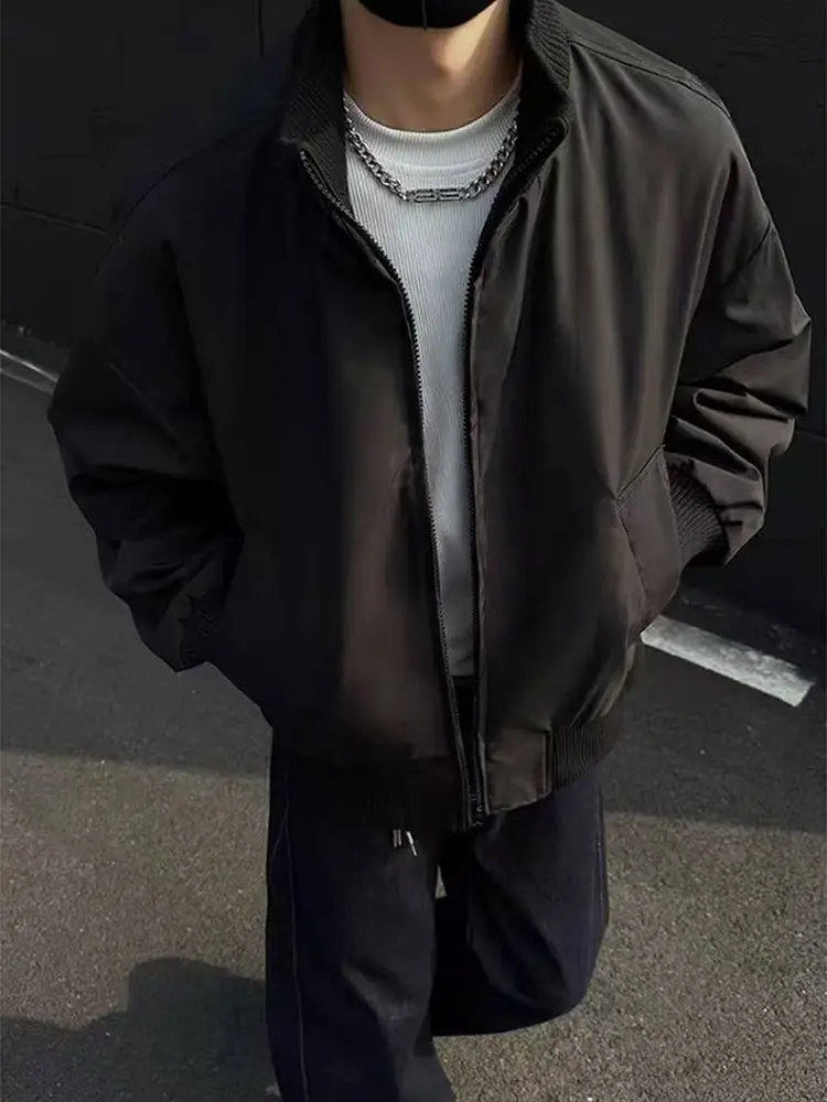 Новая мужская куртка 2025 года: свободный крой, воротник-стойка, универсальная, легкая, осенняя верхняя одежда, повседневная, удобная, из полиэстера и нейлона.
Новая мужская куртка 2025 года: свободный крой, воротник-стойка, универсальная, легкая, осенняя верхняя одежда, повседневная, удобная, из полиэстера и нейлона.