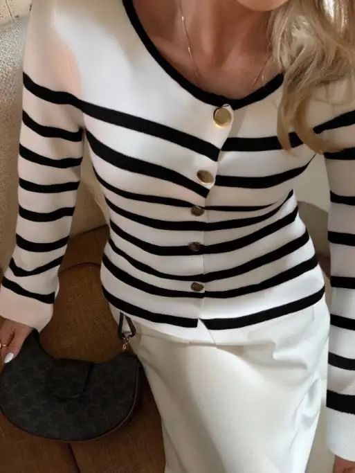 2025 Autumn and Winter Elegant Temperament Striped Long Sleeved Women's Clothing
2025 Autumn and Winter Elegant Temperament Striped Long Sleeved Women's Clothing