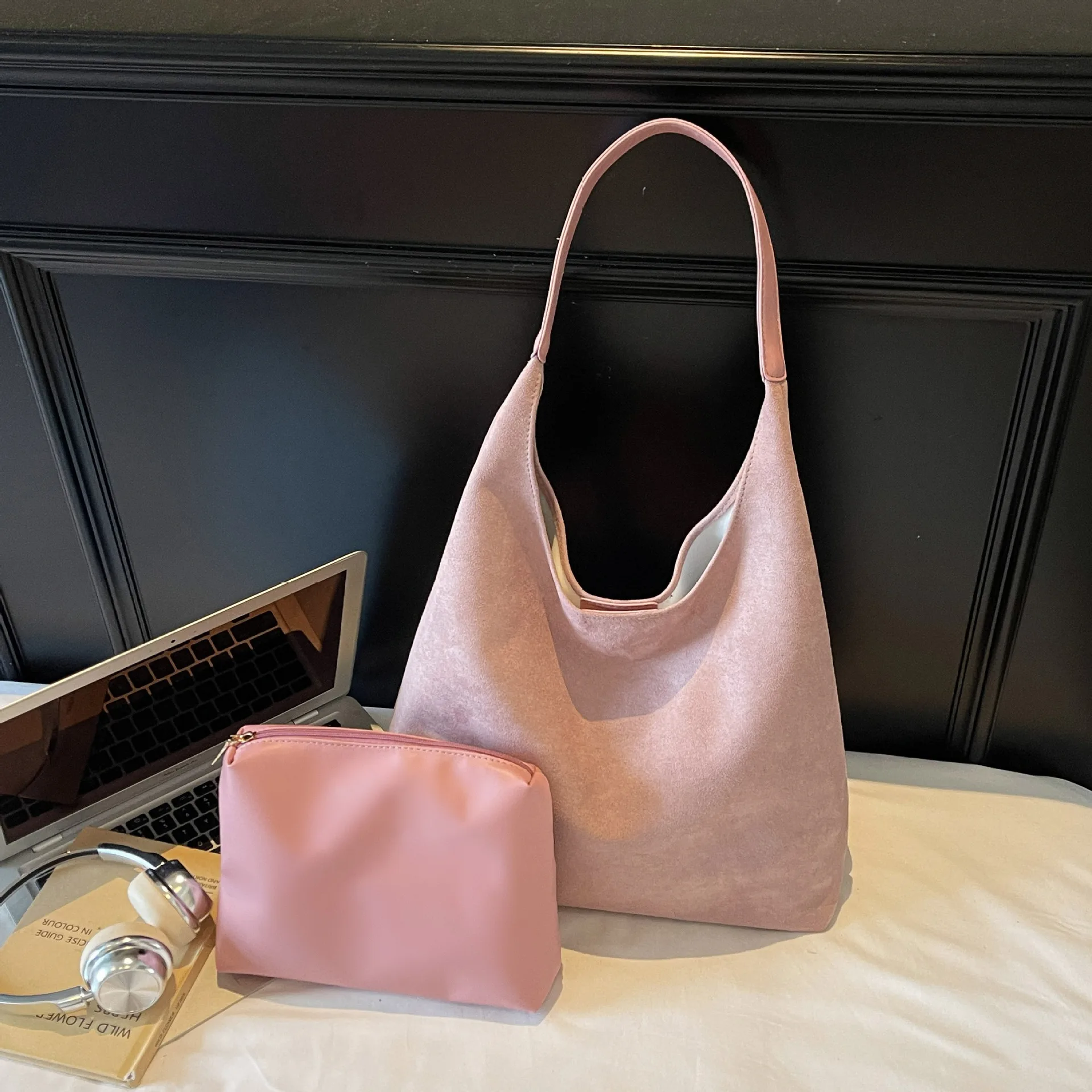 Winter Vintage Suede Frosted Tote Bag New Large Capacity Simple Bucket Bag Texture Versatile and Comfortable Composite Bag
Winter Vintage Suede Frosted Tote Bag New Large Capacity Simple Bucket Bag Texture Versatile and Comfortable Composite Bag