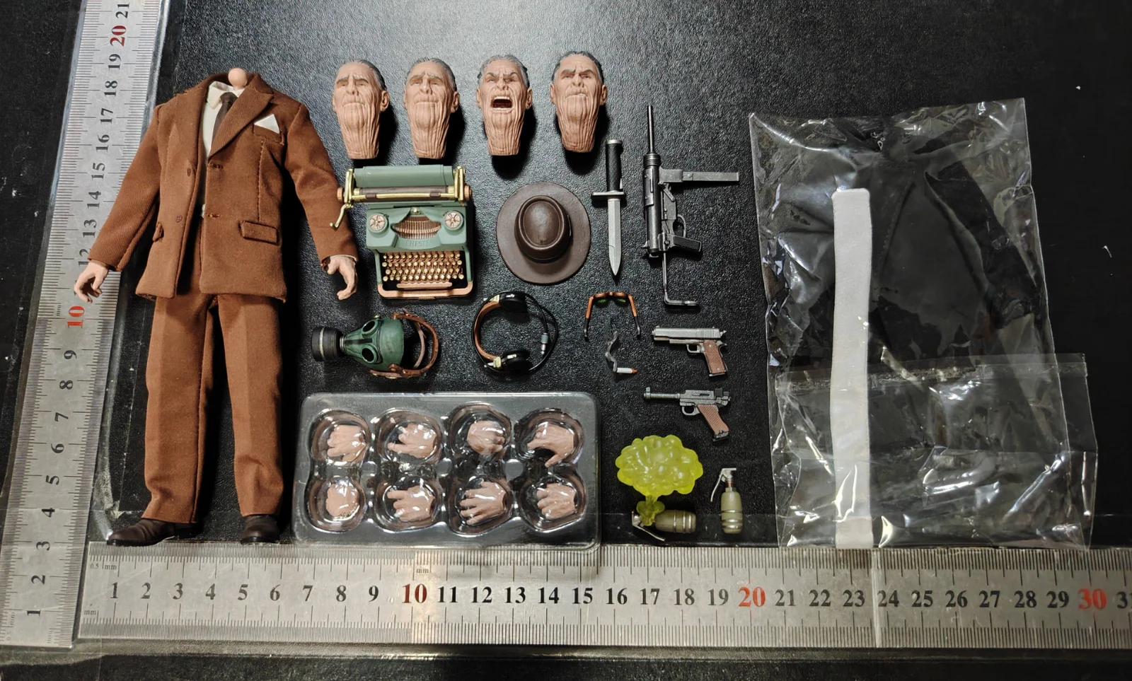 1/12 Scale Accessories Model for 6'' Mezco Detective
1/12 Scale Accessories Model for 6'' Mezco Detective