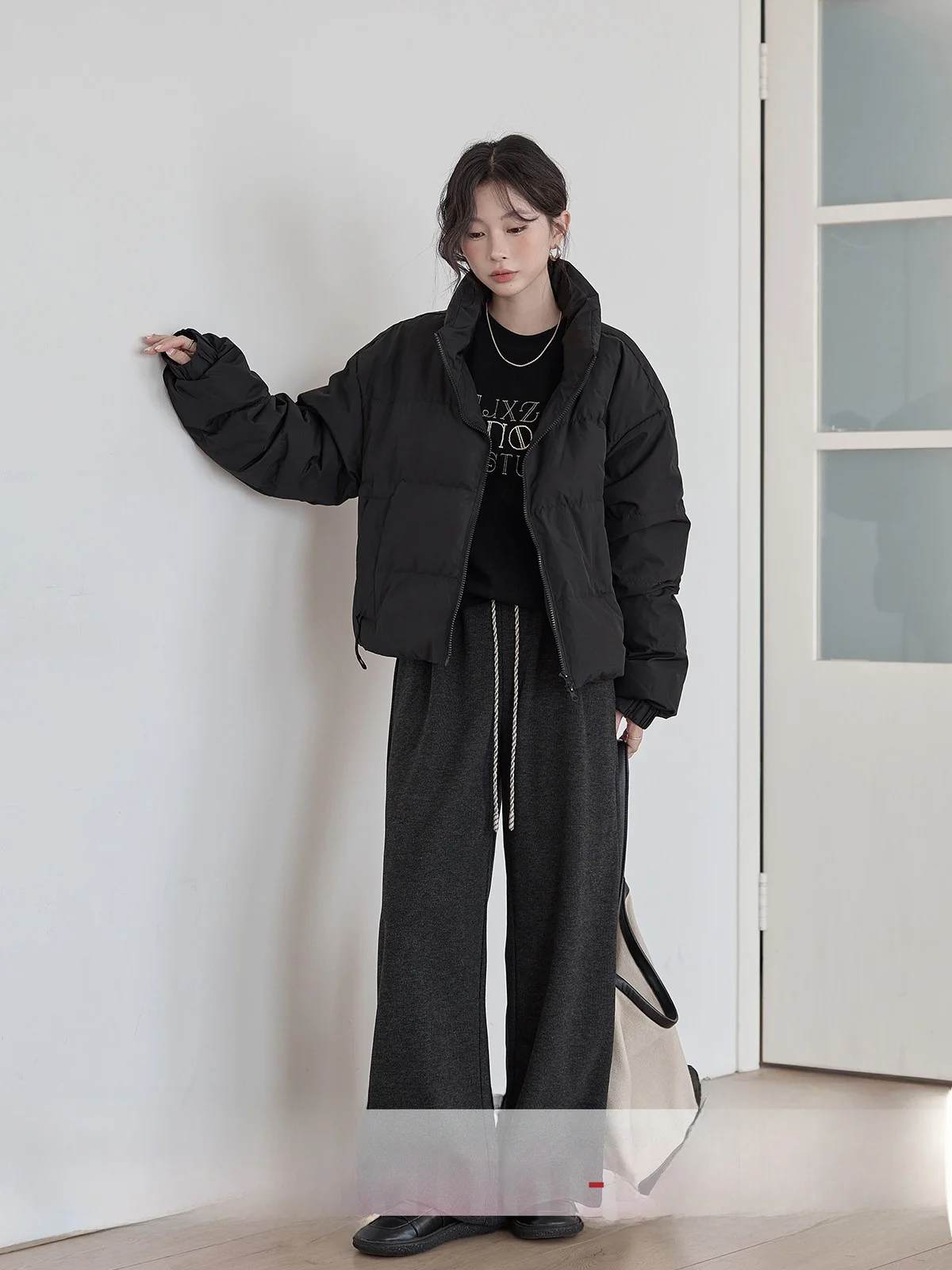 HuiXi Black Stand Collar down Jacket Women's Winter New Loose Versatile Warm Outerwear Korean Style 90% White Duck down
HuiXi Black Stand Collar down Jacket Women's Winter New Loose Versatile Warm Outerwear Korean Style 90% White Duck down