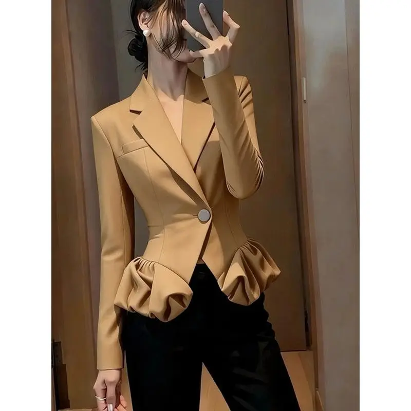 Осеннее короткое пальто для женщин. Высококачественный модный уникальный супер красивый женственный темпераментный топ с защемленной талией.
Осеннее короткое пальто для женщин. Высококачественный модный уникальный супер красивый женственный темпераментный топ с защемленной талией.