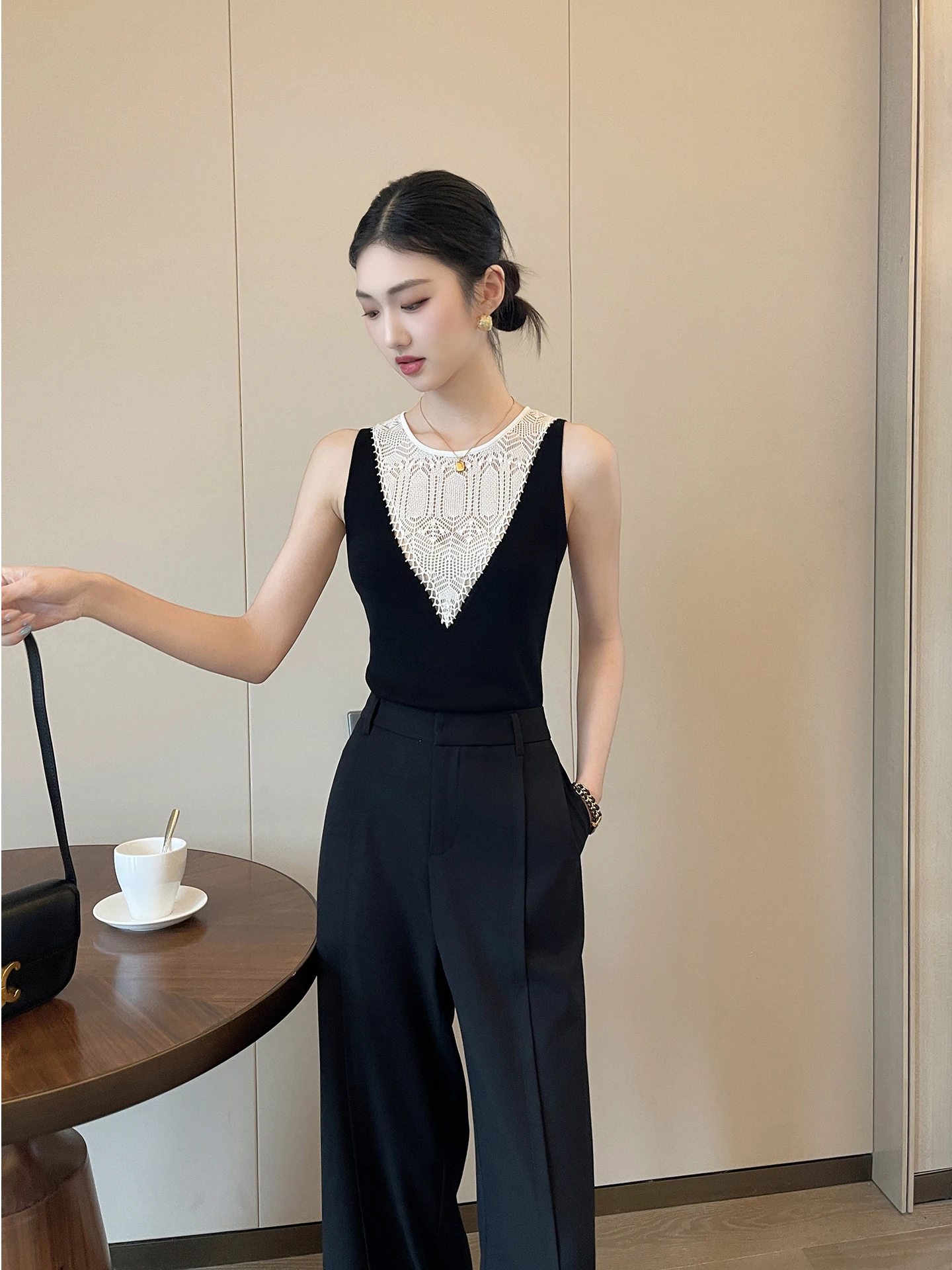 Black Knitted Summer Vest Women's round Neck Hollow out Crochet Sleeveless Top Color Block Contrast Summer Fashion Ladies' Kn...
Black Knitted Summer Vest Women's round Neck Hollow out Crochet Sleeveless Top Color Block Contrast Summer Fashion Ladies' Kn...