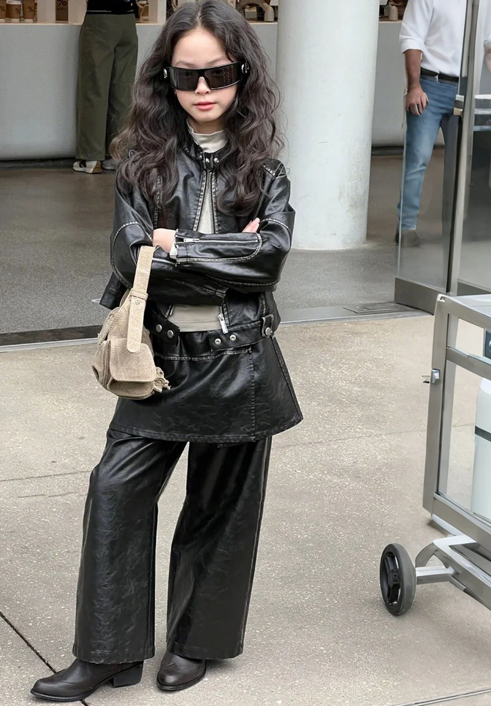 Костюм для девочек, детский весенне-осенний новый стиль, черная супер крутая куртка и брюки, модный детский комплект из двух предметов
Костюм для девочек, детский весенне-осенний новый стиль, черная супер крутая куртка и брюки, модный детский комплект из двух предметов