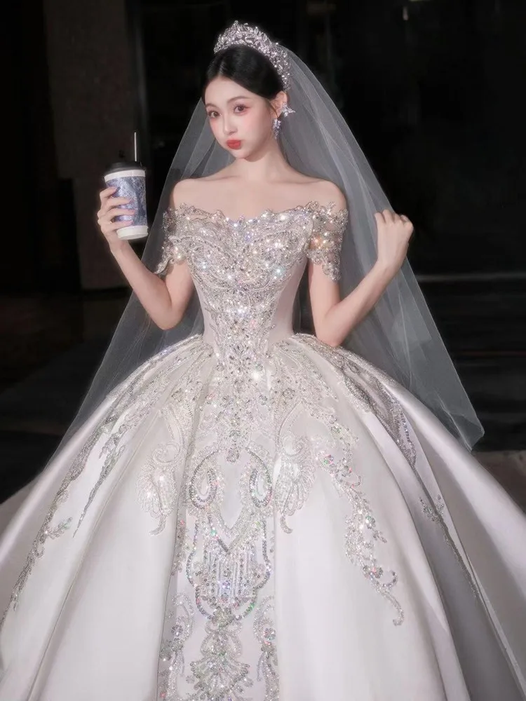 A new light luxury dress with high-quality main fabric large-sized one-shoulder long tailline
A new light luxury dress with high-quality main fabric large-sized one-shoulder long tailline