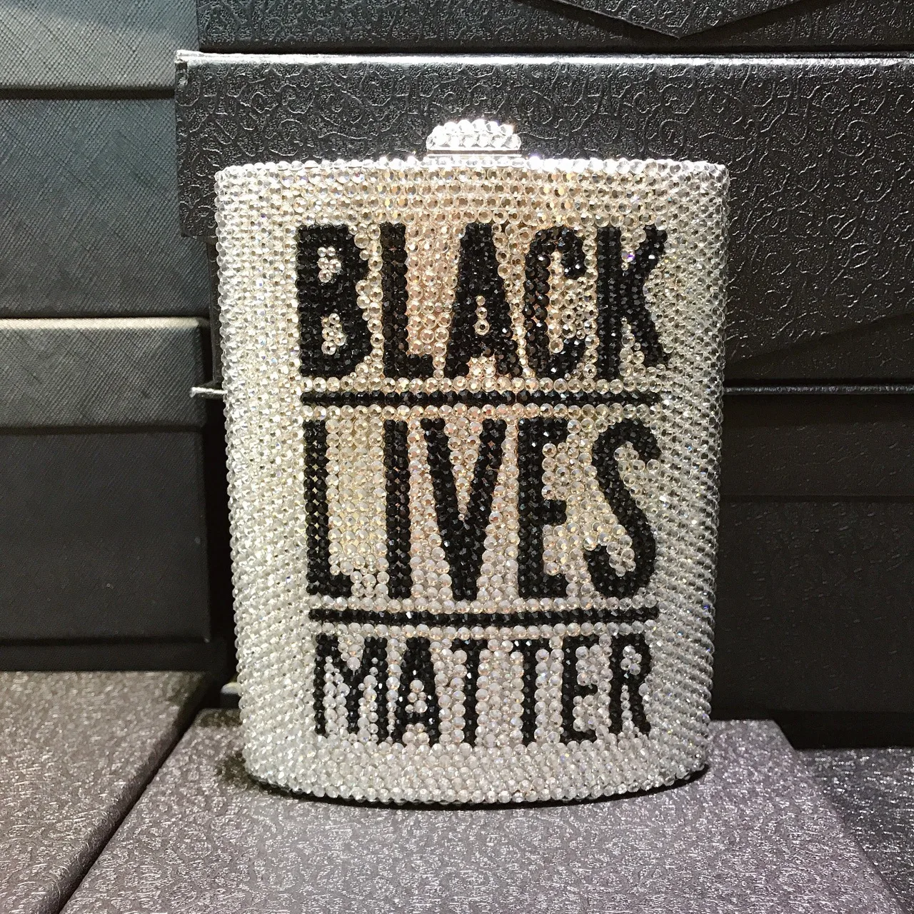 14.5x11.5CM L Blackives Matter Letter Diamond Dinner Bag Metal Box full-diamonded Clutch Bag Personalized Banquet Women A7683
14.5x11.5CM L Blackives Matter Letter Diamond Dinner Bag Metal Box full-diamonded Clutch Bag Personalized Banquet Women A7683