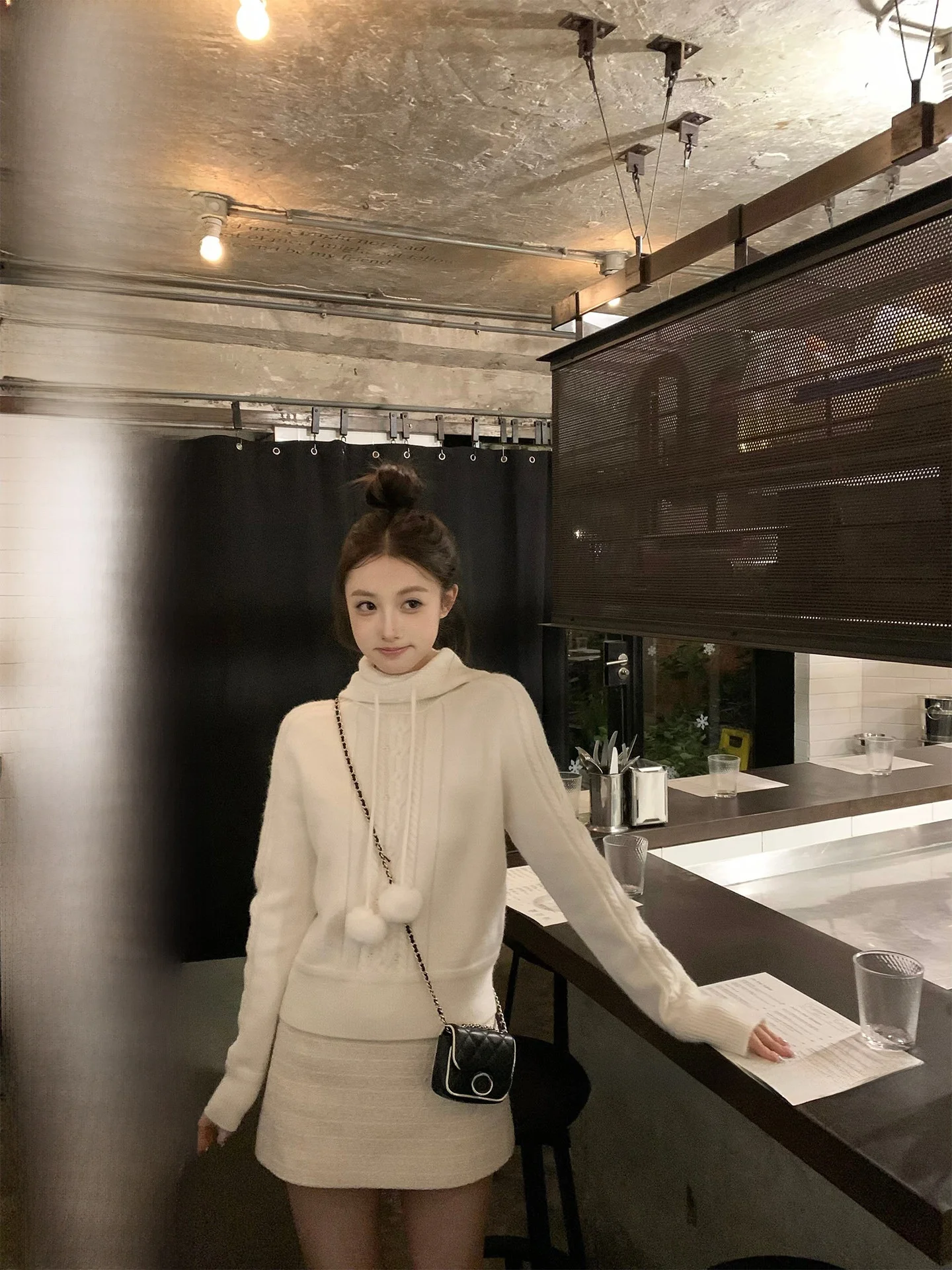 Мягкий уютный каштановый пушистый свитер крупной вязки для женщин, зимний теплый, с длинными рукавами, из смеси полиэстера, нейлона и акрила
Мягкий уютный каштановый пушистый свитер крупной вязки для женщин, зимний теплый, с длинными рукавами, из смеси полиэстера, нейлона и акрила