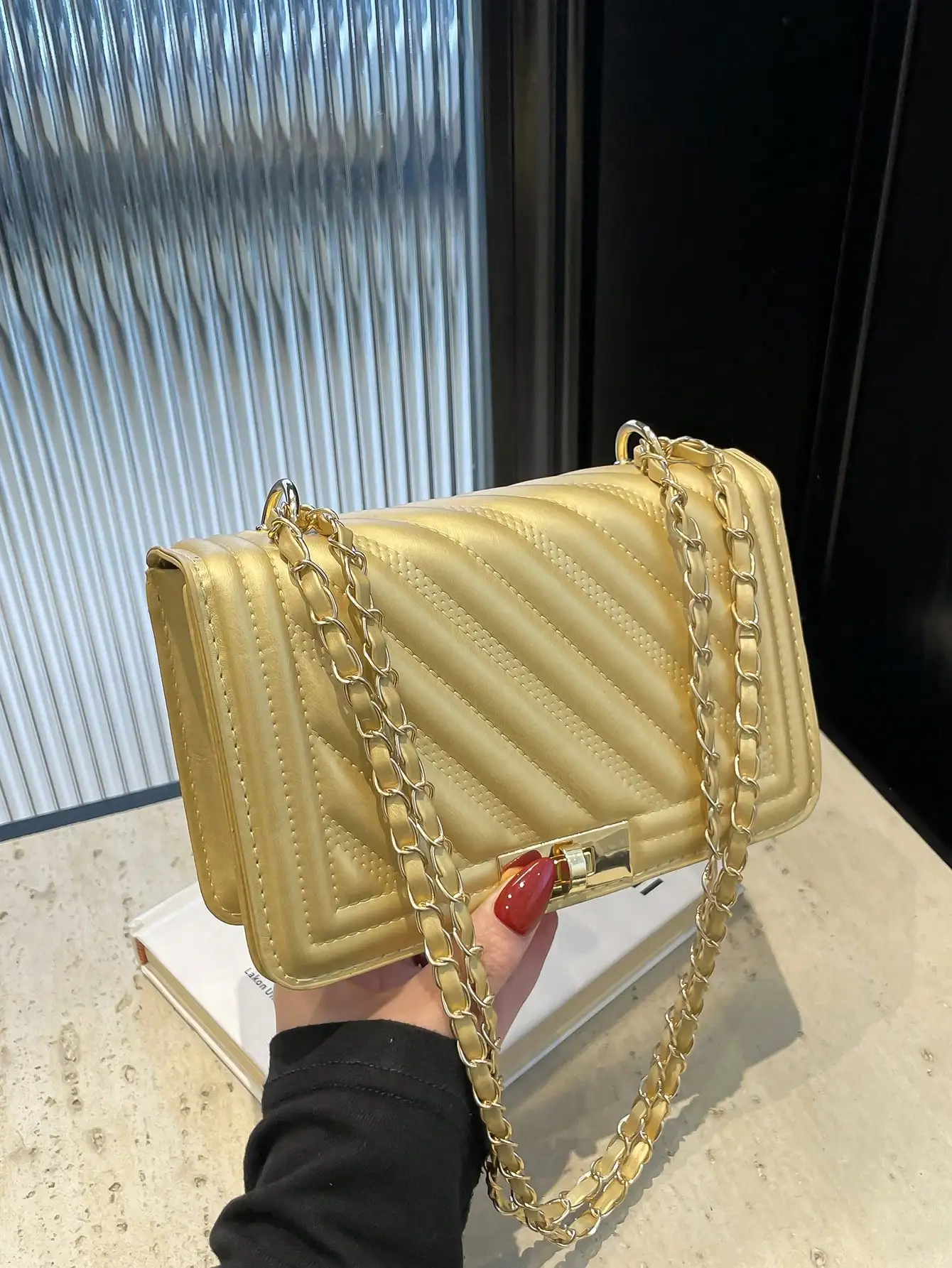 Fashionable New Solid Color PU Embossed Mini Shoulder Bag, Street Style Commuting Crossbody Bag, Minimalist Ladies Chain Small Square Handbag
Fashionable New Solid Color PU Embossed Mini Shoulder Bag, Street Style Commuting Crossbody Bag, Minimalist Ladies Chain Small Square Handbag