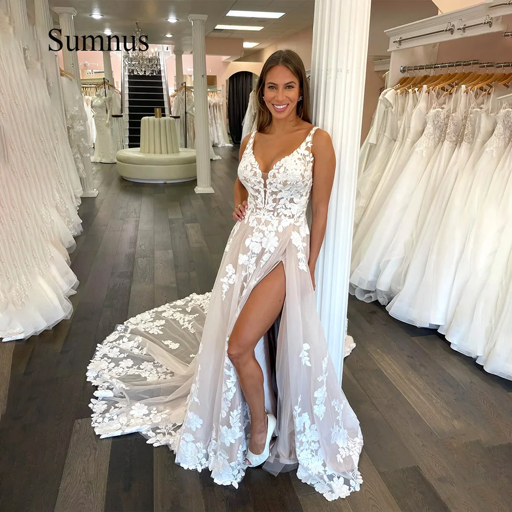 Sumnus Flower Appliques Sexy High Split Wedding Bride Dresses Soft Tulle Deep V Neck Backless A Line Bridal Gowns With Train
Sumnus Flower Appliques Sexy High Split Wedding Bride Dresses Soft Tulle Deep V Neck Backless A Line Bridal Gowns With Train