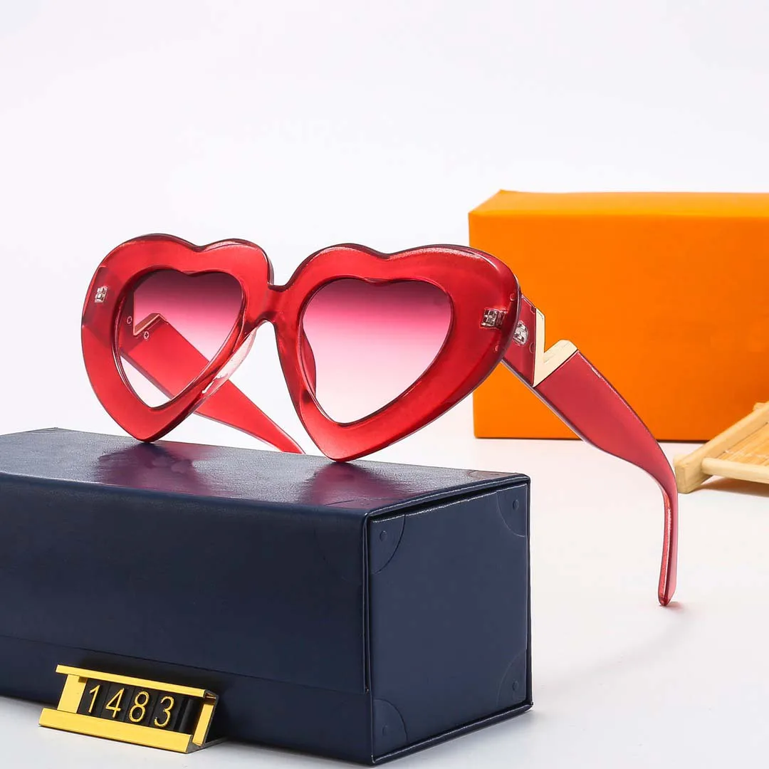 Personalized large frame love heart high-end trendy high-value love heart sunglasses
Personalized large frame love heart high-end trendy high-value love heart sunglasses