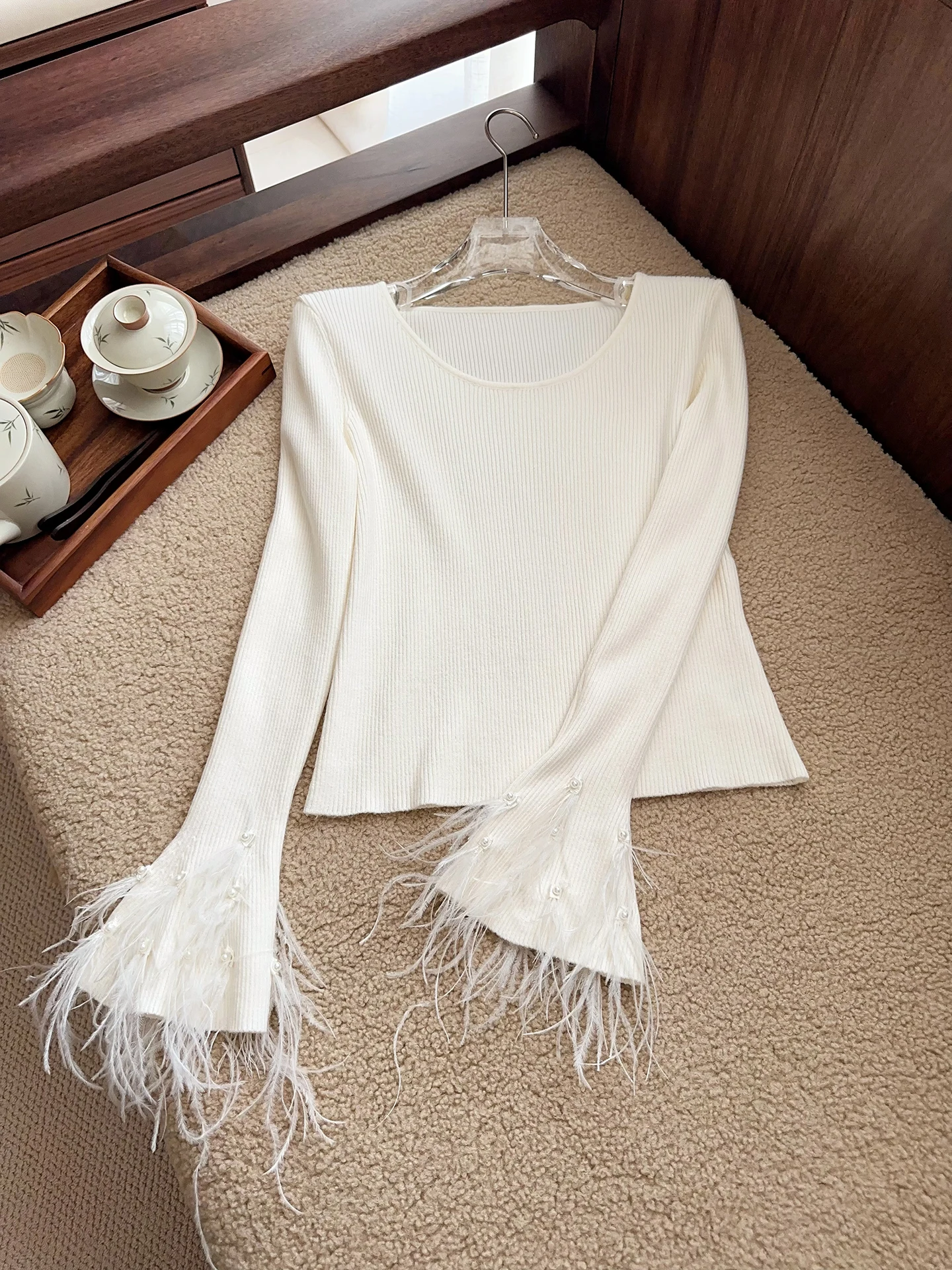 Женский зимний новый мягкий акриловый трикотажный свитер с V-образным вырезом, рукавами-колокол, жемчугом, перьями страуса и бахромой, с длинными рукавами и круглым вырезом
Женский зимний новый мягкий акриловый трикотажный свитер с V-образным вырезом, рукавами-колокол, жемчугом, перьями страуса и бахромой, с длинными рукавами и круглым вырезом