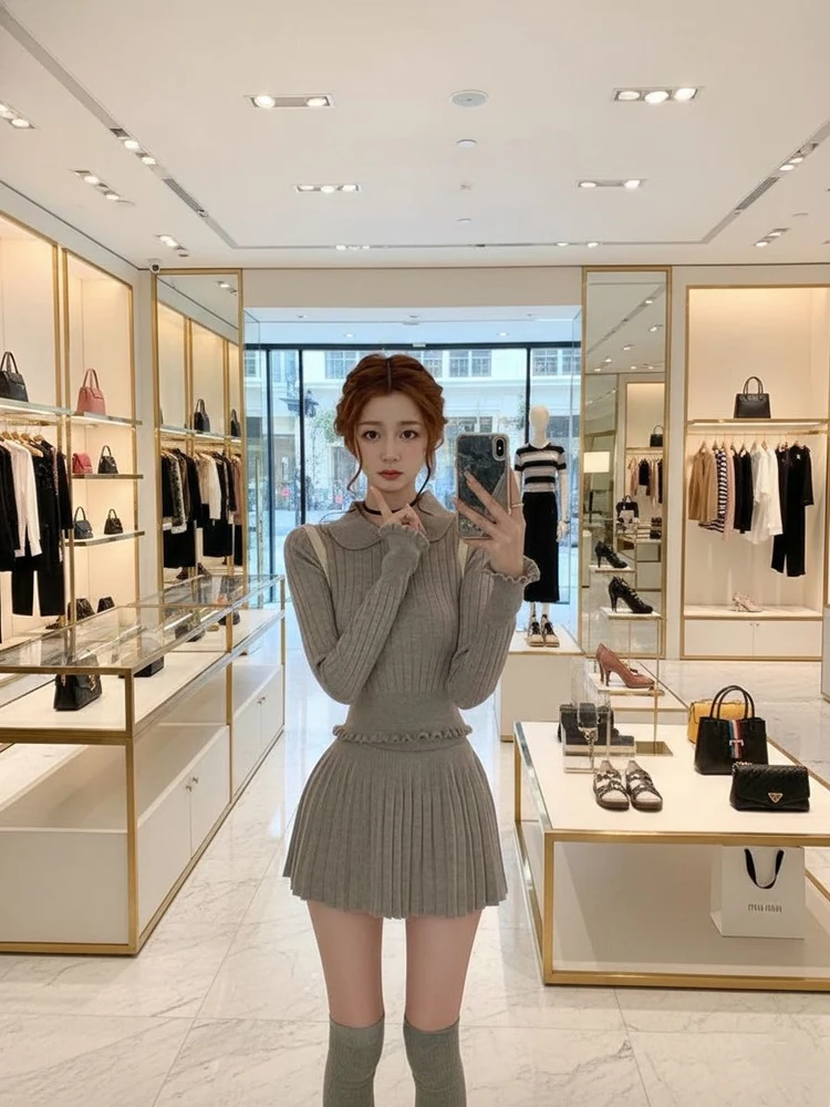 Вязаный топ с французским узлом и кукольным воротником, плиссированная юбка с высокой талией, комплект из двух предметов для женщин, повседневная осенняя одежда
Вязаный топ с французским узлом и кукольным воротником, плиссированная юбка с высокой талией, комплект из двух предметов для женщин, повседневная осенняя одежда