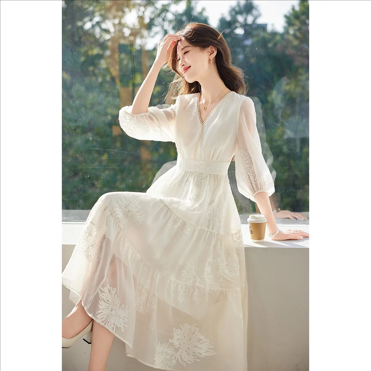 Summer V-neck Embroidered Silk Dress Slimming Midi Skirt French Style Loose Fit A-line Silhouette Five-quarter Sleeve
Summer V-neck Embroidered Silk Dress Slimming Midi Skirt French Style Loose Fit A-line Silhouette Five-quarter Sleeve