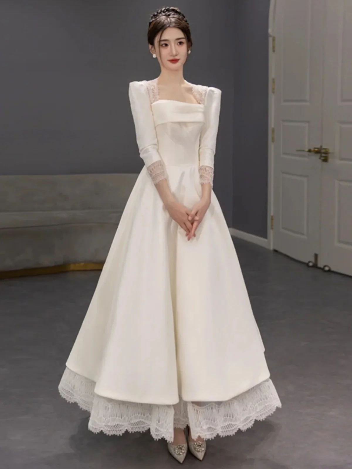 Элегантное атласное свадебное платье с длинными рукавами, в пол, для церемонии на открытом воздухе, простое, высококачественное, в лесном стиле
Элегантное атласное свадебное платье с длинными рукавами, в пол, для церемонии на открытом воздухе, простое, высококачественное, в лесном стиле