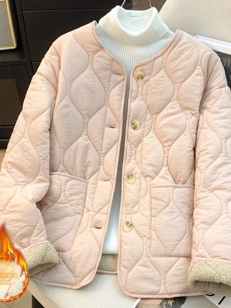 Легкое теплое хлопковое пальто для женщин, зимняя домашняя одежда, с отделкой из овчины, свободного кроя, розового цвета, на пуговицах, с длинными рукавами
Легкое теплое хлопковое пальто для женщин, зимняя домашняя одежда, с отделкой из овчины, свободного кроя, розового цвета, на пуговицах, с длинными рукавами