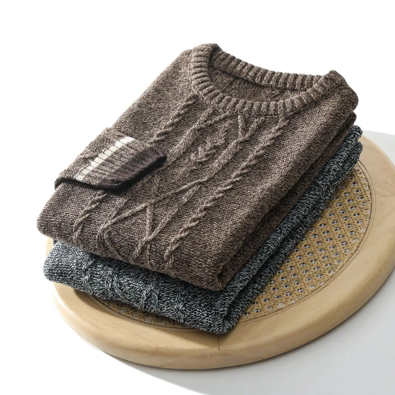 Мужской зимний вязаный свитер с круглым вырезом, теплый, нелиняющий, без катышков, эластичный, повседневный, с узором косы
Мужской зимний вязаный свитер с круглым вырезом, теплый, нелиняющий, без катышков, эластичный, повседневный, с узором косы