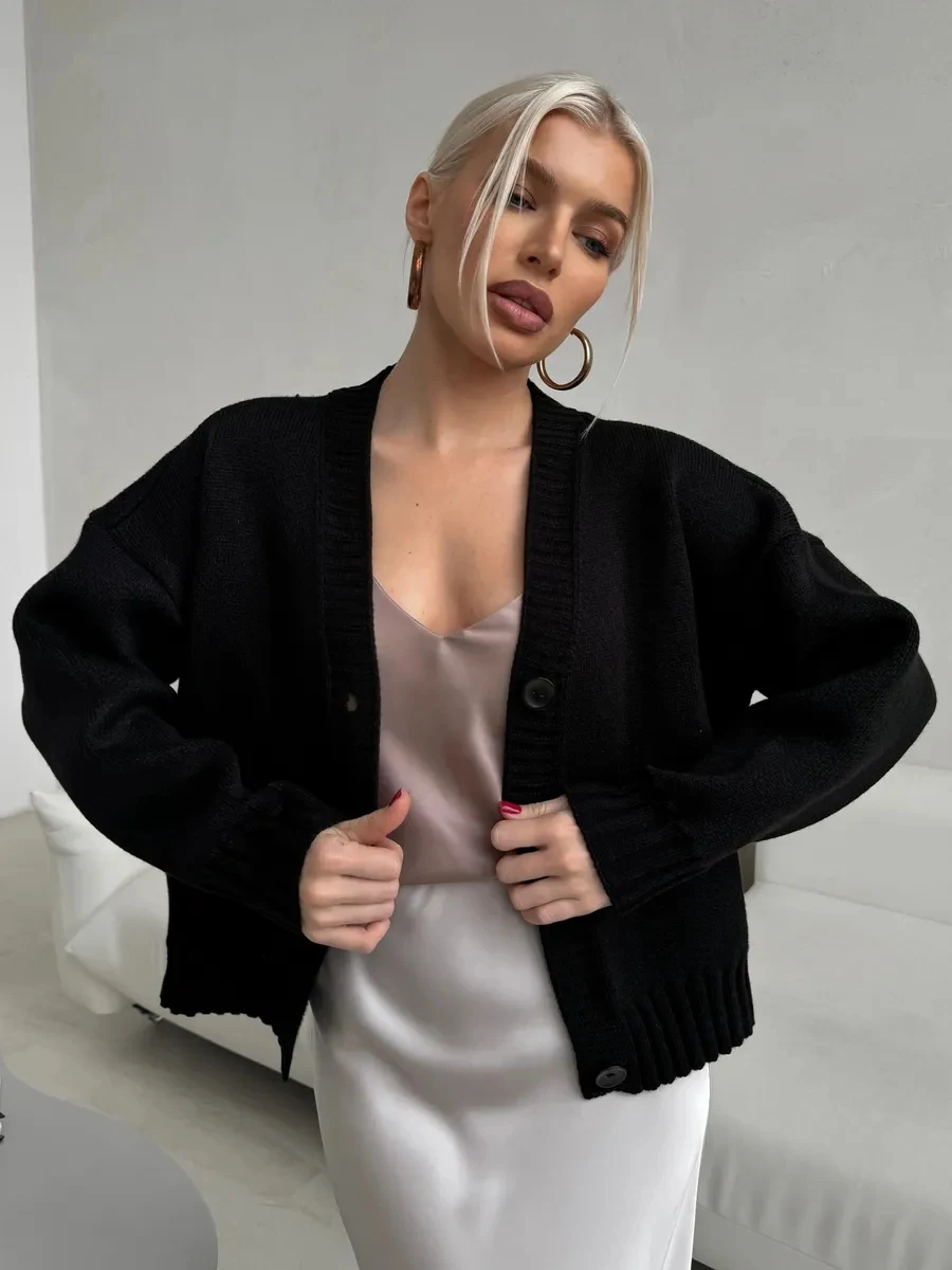 Women's Short Knitted Cardigan With Buttons Women's Casual Knit Loose V Neck Pullover Solid Cardigans Sweater
Women's Short Knitted Cardigan With Buttons Women's Casual Knit Loose V Neck Pullover Solid Cardigans Sweater