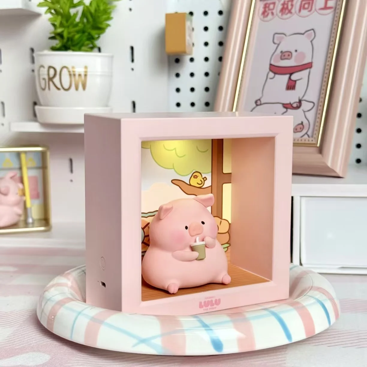 Официальный ночник-светильник Lulu Pig для фанатов, декоративная лампа для спальни, атмосферный светильник, милая кавайная светодиодная настольная лампа, подарок на день рождения
Официальный ночник-светильник Lulu Pig для фанатов, декоративная лампа для спальни, атмосферный светильник, милая кавайная светодиодная настольная лампа, подарок на день рождения