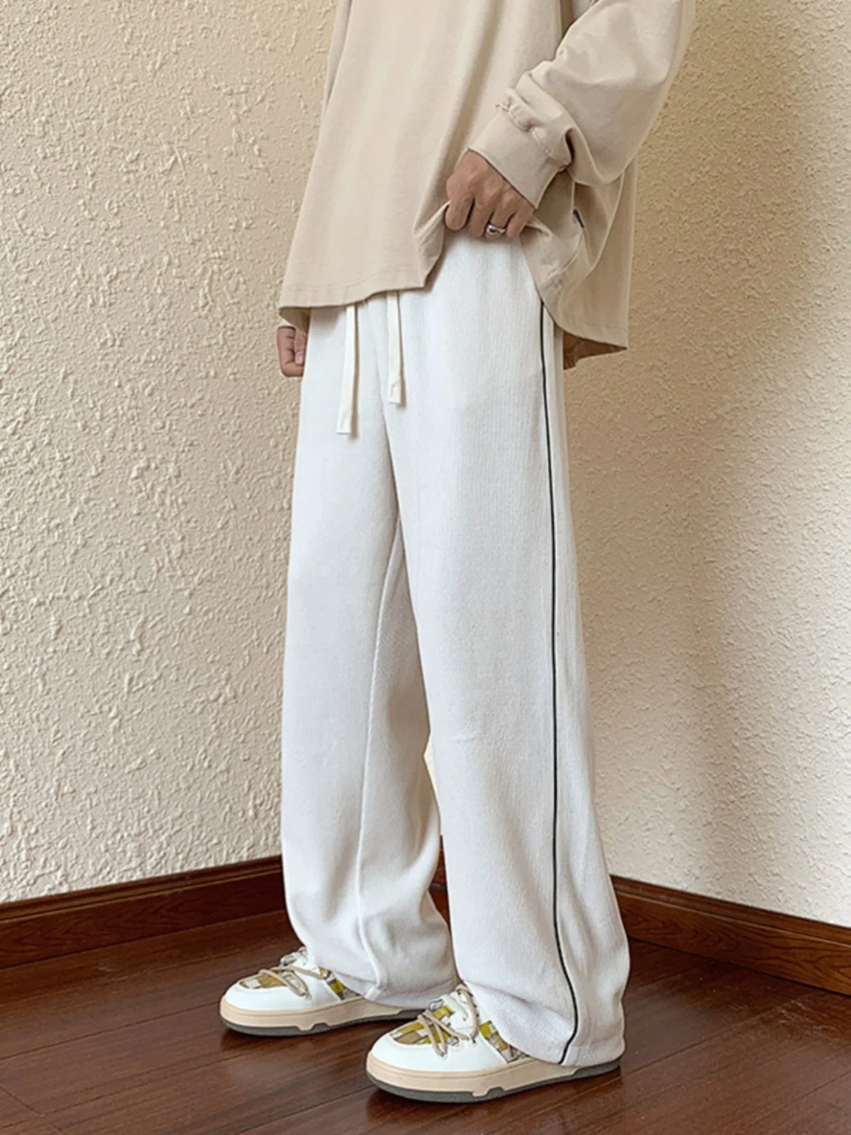 Белые мужские широкие брюки свободного кроя в пол, осенние новые прямые спортивные брюки, модные повседневные брюки
Белые мужские широкие брюки свободного кроя в пол, осенние новые прямые спортивные брюки, модные повседневные брюки