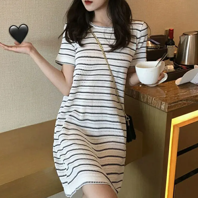 Fashion O-Neck Knitted Hollow Out Striped Short Sleeve Dress Female Clothing 2024 Summer New Loose All-match Casual Dresses
Fashion O-Neck Knitted Hollow Out Striped Short Sleeve Dress Female Clothing 2024 Summer New Loose All-match Casual Dresses