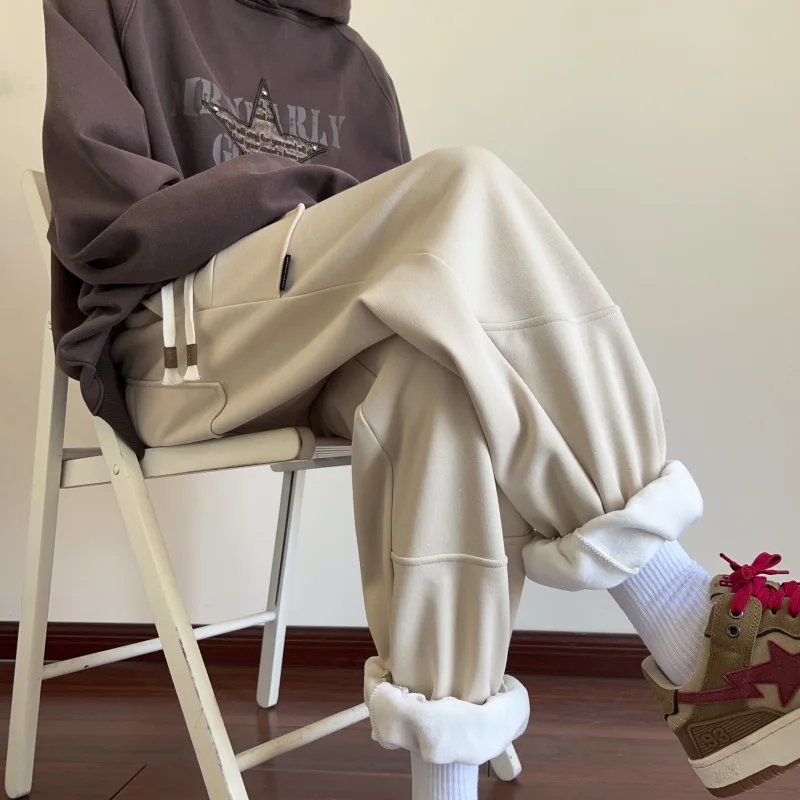 Мужские утепленные спортивные брюки оверсайз в американском уличном стиле, на флисовой подкладке, осенне-зимние, с манжетами
Мужские утепленные спортивные брюки оверсайз в американском уличном стиле, на флисовой подкладке, осенне-зимние, с манжетами