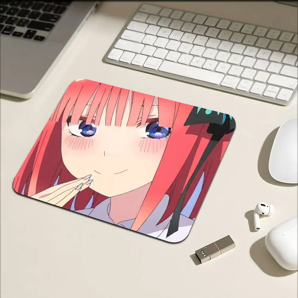 Маленький коврик для мыши Nakano Nino LOVE Anime The Quintessential Quintuplets, коврик для клавиатуры, подушка для ноутбука, нескользящий настольный коврик
Маленький коврик для мыши Nakano Nino LOVE Anime The Quintessential Quintuplets, коврик для клавиатуры, подушка для ноутбука, нескользящий настольный коврик