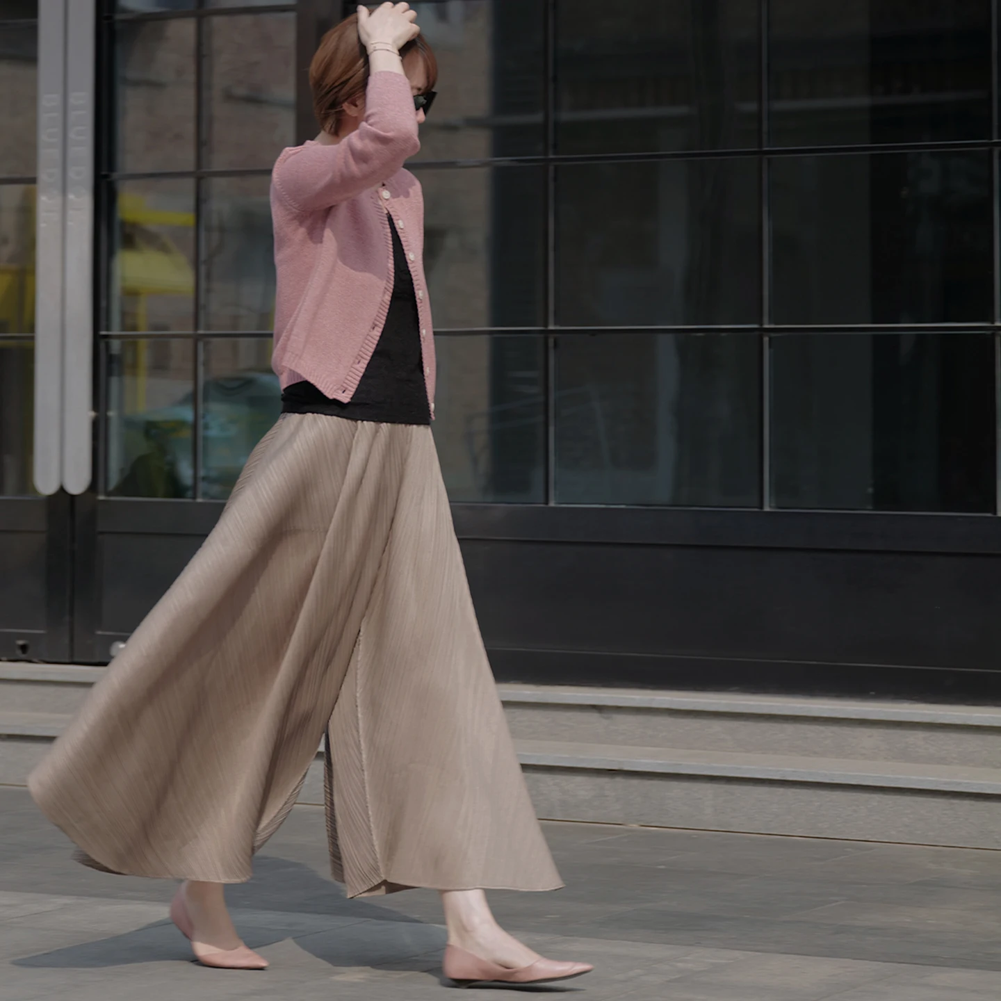 Розовый вязаный кардиган Paris Rose с круглым вырезом и одной пуговицей, из смесового хлопка, весенняя мода, женский.
Розовый вязаный кардиган Paris Rose с круглым вырезом и одной пуговицей, из смесового хлопка, весенняя мода, женский.