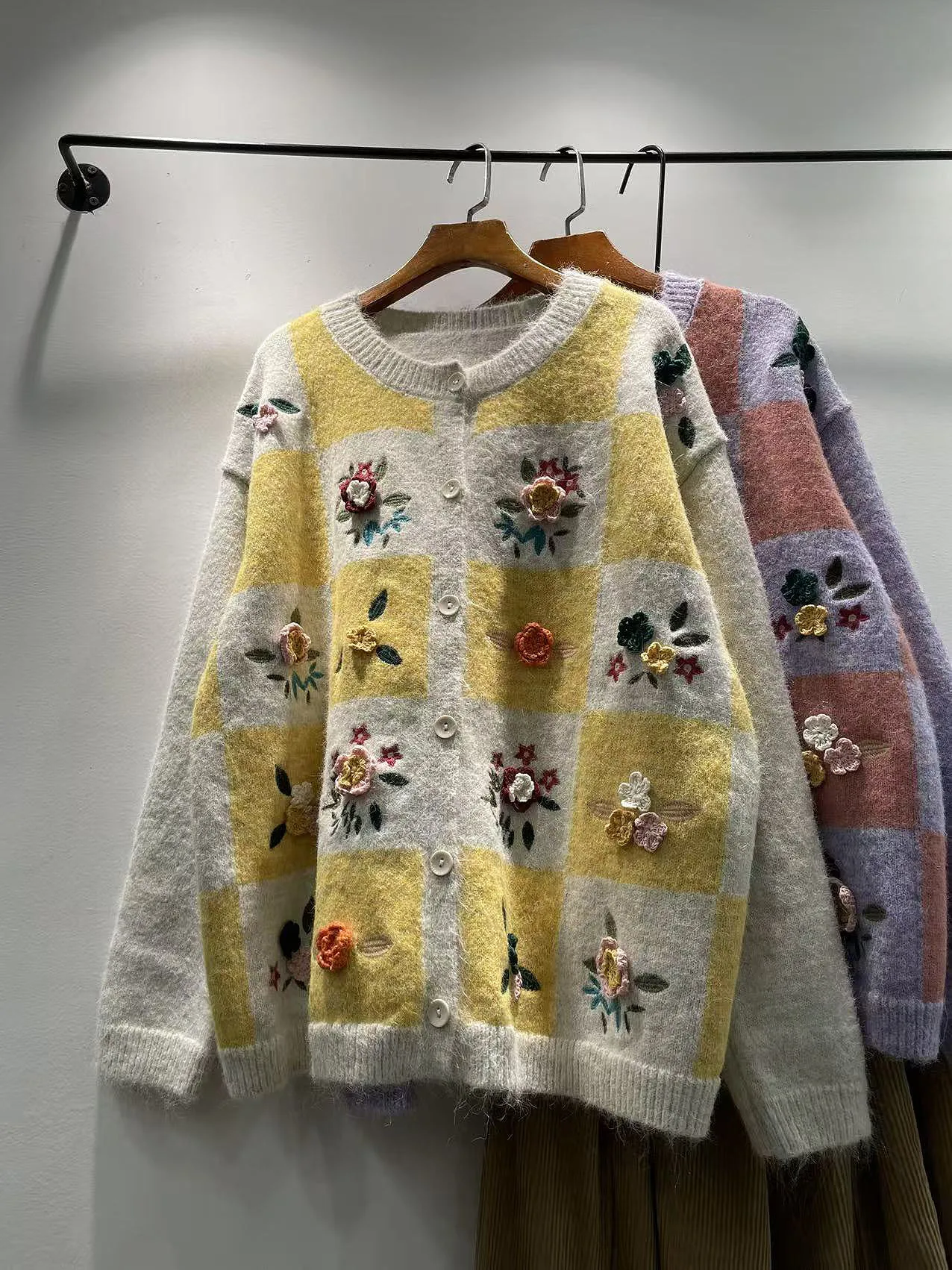 Осенне-зимний женский свободный длинный светящийся круглый свитер Ne, пальто на одной пуговице, милый лоскутный кардиган, верхняя одежда
Осенне-зимний женский свободный длинный светящийся круглый свитер Ne, пальто на одной пуговице, милый лоскутный кардиган, верхняя одежда