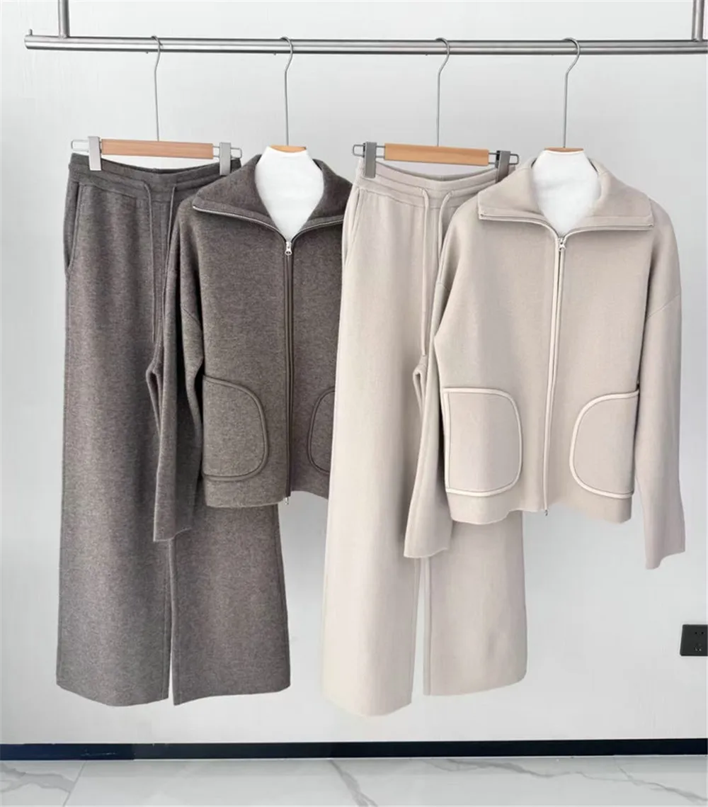 Женский осенне-зимний новый кашемировый комплект из смеси лацканов из овечьей кожи на молнии + вязаный повседневный комплект широких брюк
Женский осенне-зимний новый кашемировый комплект из смеси лацканов из овечьей кожи на молнии + вязаный повседневный комплект широких брюк