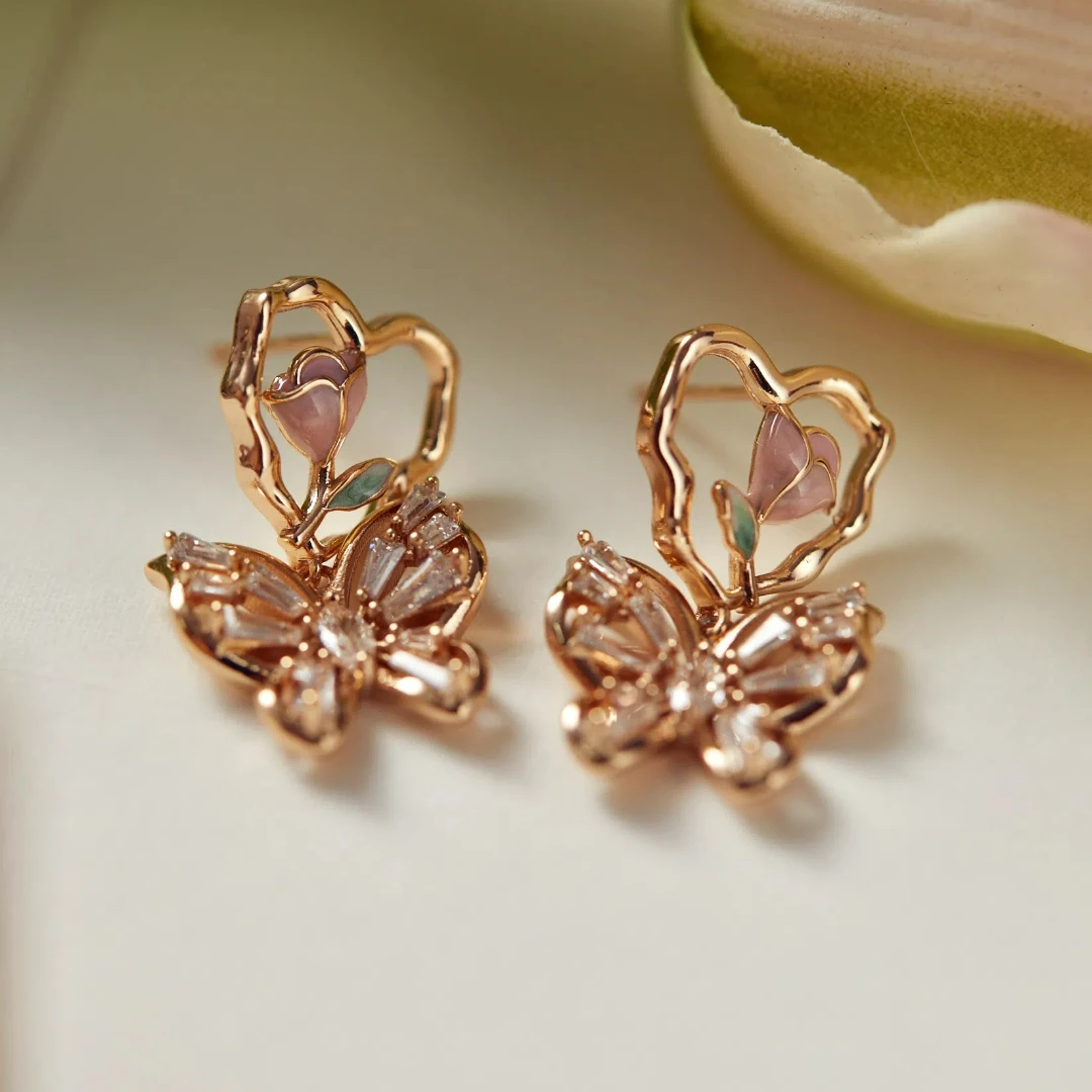 2024 Fashion Trending Adonis Garden Vintage Exquisite Gentle Pink Rose Zircon Heart Butterfly Earrings for Women Y2k Lava Effect
2024 Fashion Trending Adonis Garden Vintage Exquisite Gentle Pink Rose Zircon Heart Butterfly Earrings for Women Y2k Lava Effect