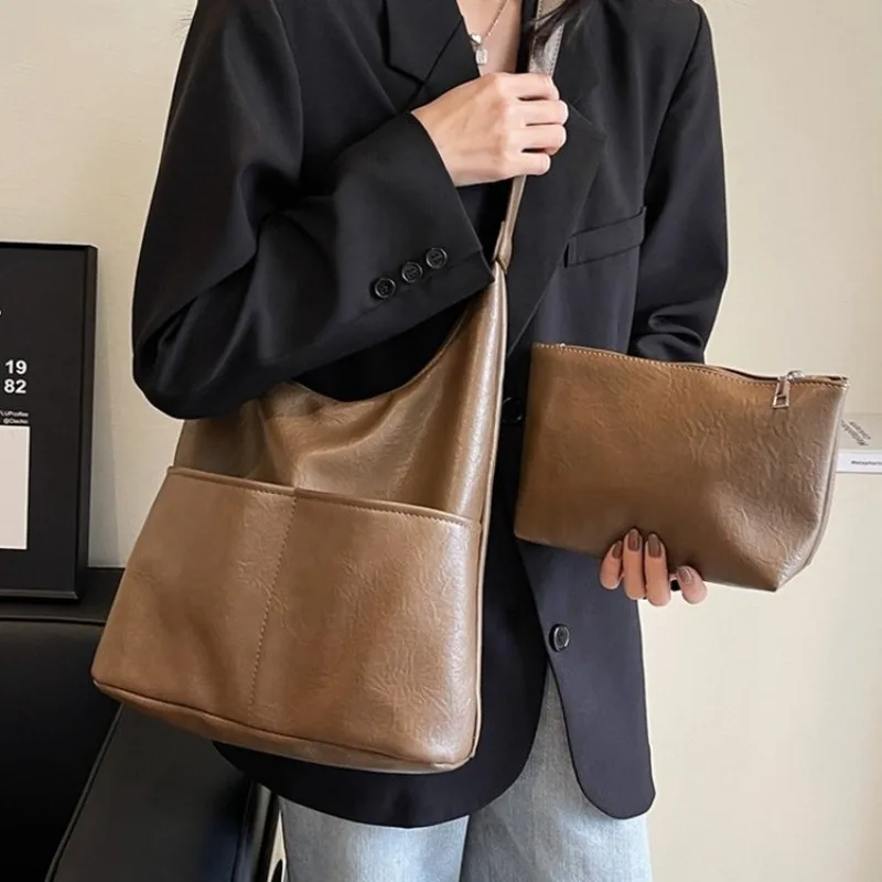 Chic Designer Solid Color Diaper Bags For Ladies Minimalist Fashion Tote Bag Large Capacity Leather Shoulder Bag Stylish
Chic Designer Solid Color Diaper Bags For Ladies Minimalist Fashion Tote Bag Large Capacity Leather Shoulder Bag Stylish