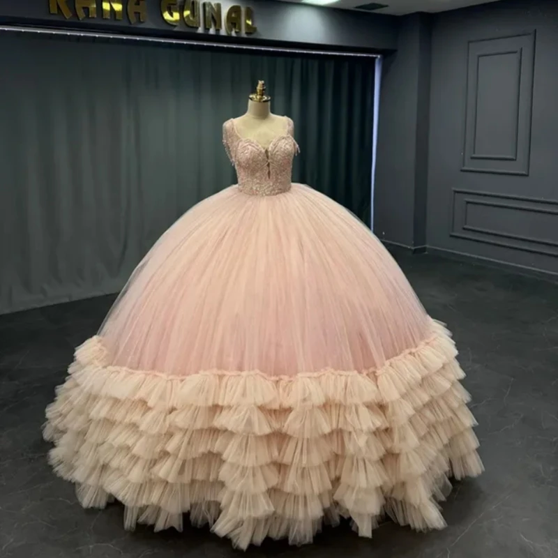Розовые платья Quinceanera по индивидуальному заказу с аппликацией на плечах, кружевное многослойное платье с кристаллами и длинным хвостом, Vestido 15, Quinceanera
Розовые платья Quinceanera по индивидуальному заказу с аппликацией на плечах, кружевное многослойное платье с кристаллами и длинным хвостом, Vestido 15, Quinceanera
