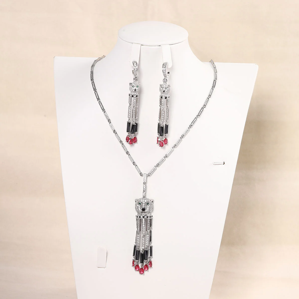925 Silver Leopard Head Tassel CZ Drop Earrings, Black Red Gemstone Dangle, Luxury Statement Jewelry for Women
925 Silver Leopard Head Tassel CZ Drop Earrings, Black Red Gemstone Dangle, Luxury Statement Jewelry for Women