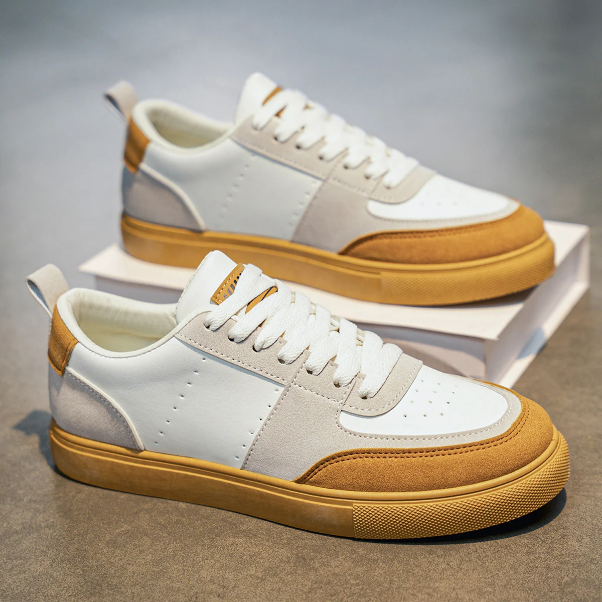 Мужская повседневная спортивная обувь, тренд для походов на открытом воздухе, легкий и минималистичный.
Мужская повседневная спортивная обувь, тренд для походов на открытом воздухе, легкий и минималистичный.