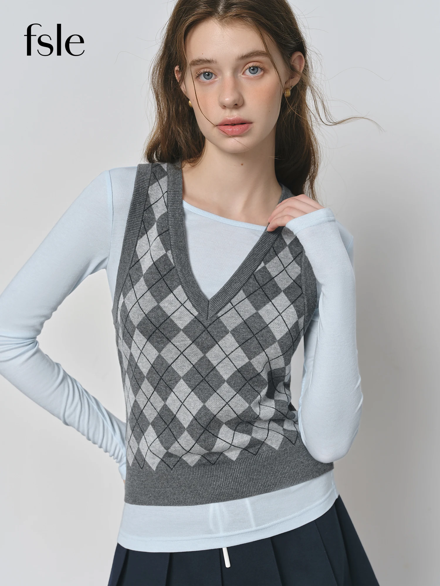 FSLE Plaid Red Gray V-neck Knitted Vest Top for Women 2025 Autumn New Arrival Retro College Style Outerwear Vest 25FS13248
FSLE Plaid Red Gray V-neck Knitted Vest Top for Women 2025 Autumn New Arrival Retro College Style Outerwear Vest 25FS13248