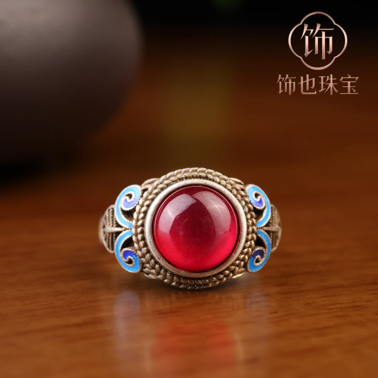 Antique Collection Cloisonne Old Silver Ring Seiko Inlaid Starlight Gemstone Miao Silver Open Ring Gift Silver Jewelry
Antique Collection Cloisonne Old Silver Ring Seiko Inlaid Starlight Gemstone Miao Silver Open Ring Gift Silver Jewelry