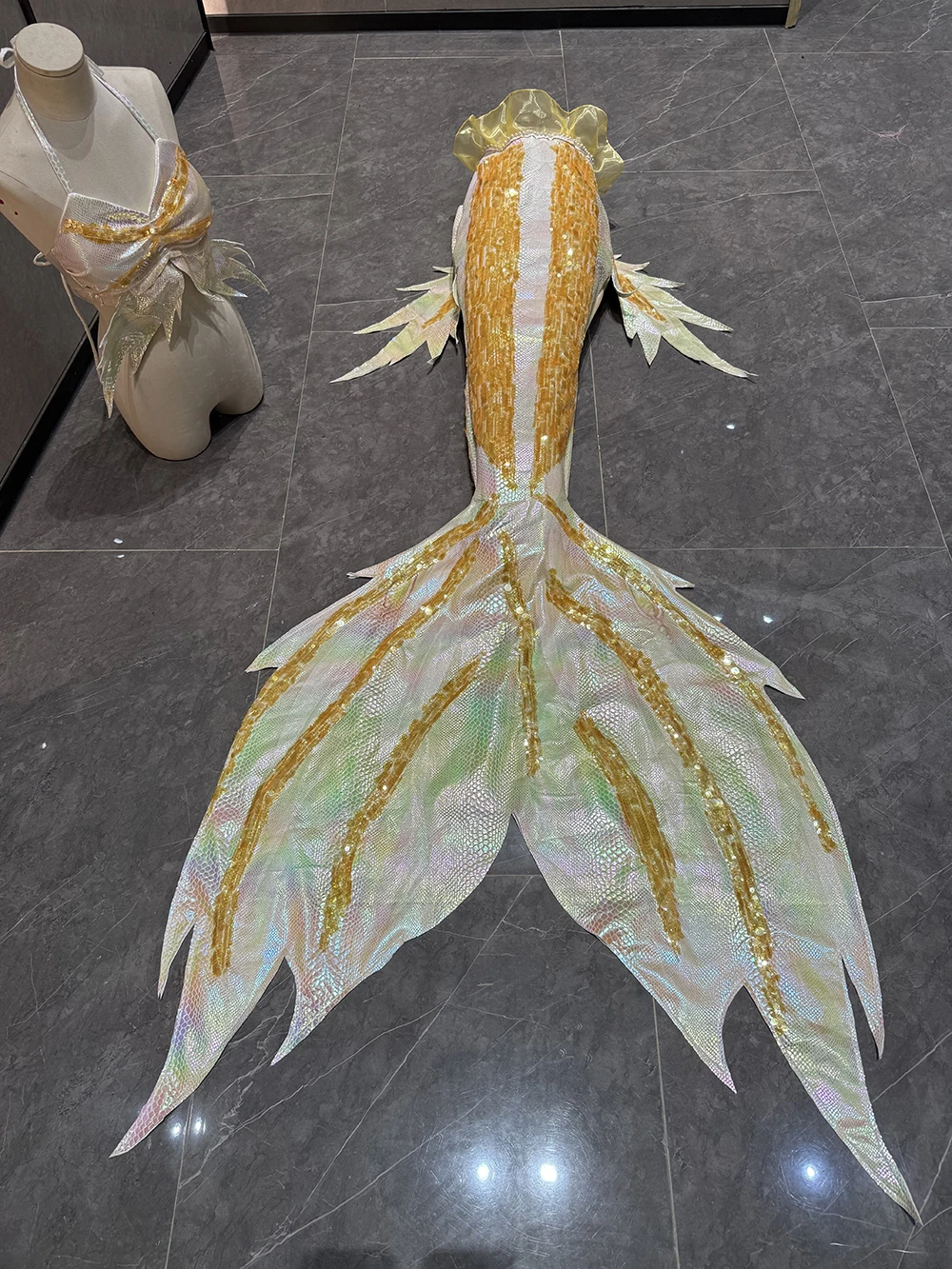 Ironed Gold Sequin Fairy Floating Veil Mermaid Fish Tail Fish Skin Custom-Made Aquarium Shooting Mermaid Performance Costume
Ironed Gold Sequin Fairy Floating Veil Mermaid Fish Tail Fish Skin Custom-Made Aquarium Shooting Mermaid Performance Costume