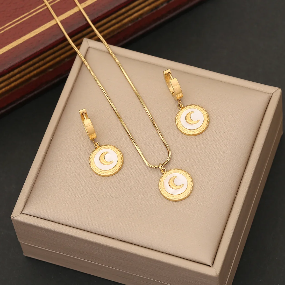 316L Stainless Steel Necklace Earrings Jewelry Set for Women Vintage Black White Round Moon Pendant Party Jewelry Gift
316L Stainless Steel Necklace Earrings Jewelry Set for Women Vintage Black White Round Moon Pendant Party Jewelry Gift