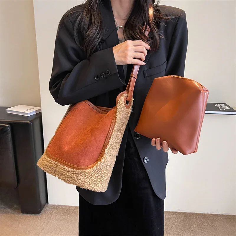 Women's 2023 New Autumn and Winter Lamb Wool Tote Bag Plush One-shoulder Bucket Bag Women's Large Capacity Crossbody Bag
Women's 2023 New Autumn and Winter Lamb Wool Tote Bag Plush One-shoulder Bucket Bag Women's Large Capacity Crossbody Bag